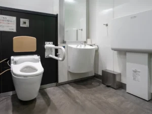 五反田駅改札内の多機能化粧室