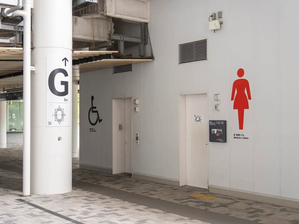 国立競技場外の公衆トイレ 1F Gゲート(青山門)付近