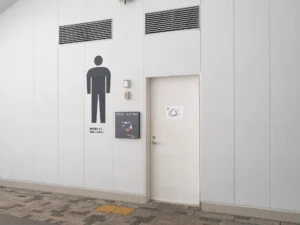 国立競技場外の男性用トイレ 1F Gゲート(青山門)付近