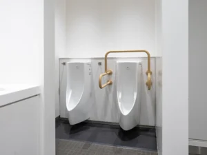 国立競技場外の男性用トイレ 1F Gゲート(青山門)付近