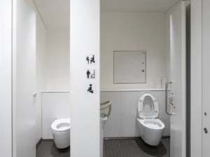 国立競技場外の男性用トイレ 1F Gゲート(青山門)付近