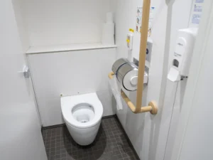 国立競技場外の男性用トイレ 1F Gゲート(青山門)付近