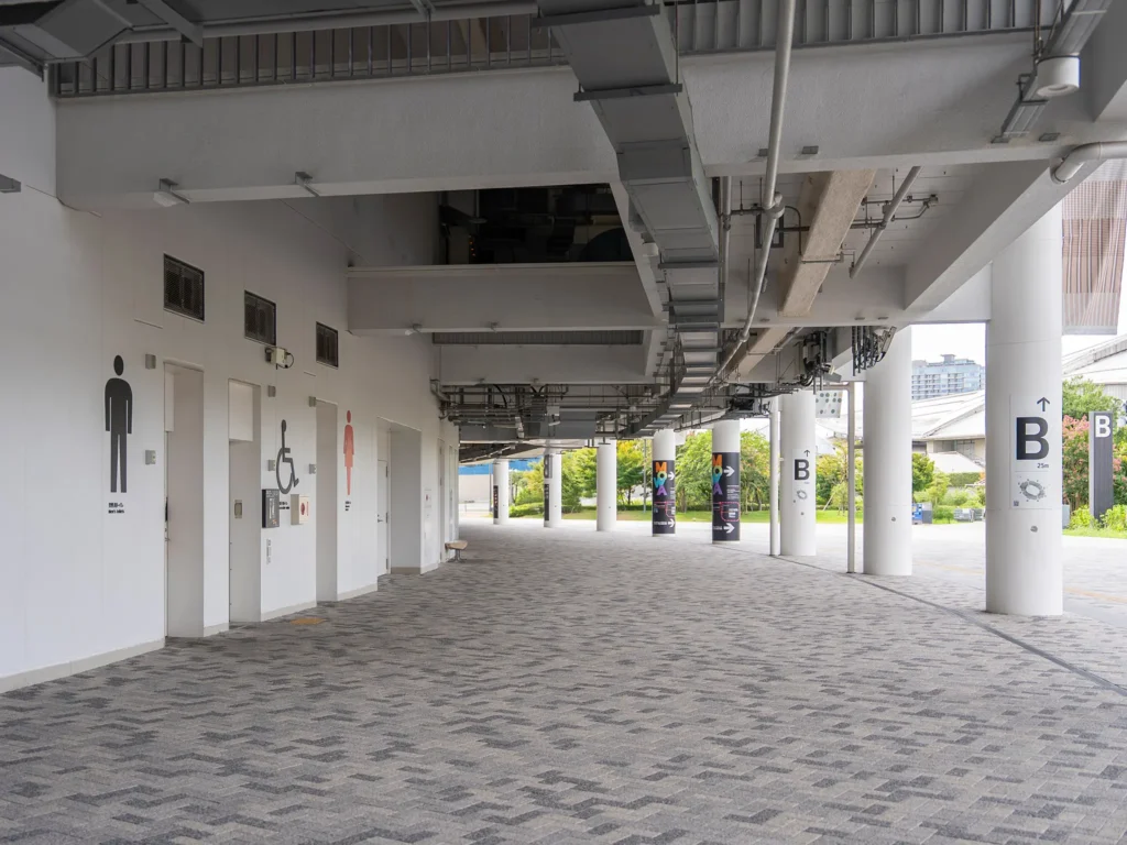 国立競技場外の公衆トイレ 1F Bゲート付近