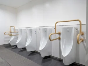 国立競技場外の男性用トイレ 1F Bゲート付近