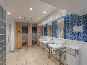 都営浅草線 五反田駅改札外の男性用トイレ