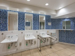 都営浅草線 五反田駅改札外の男性用トイレ