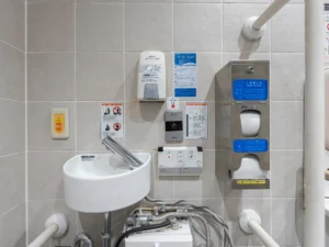 都営浅草線 五反田駅改札外の多機能トイレ