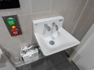 都営浅草線 五反田駅改札外の多目的トイレ