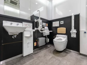 JR五反田駅改札内の多機能化粧室