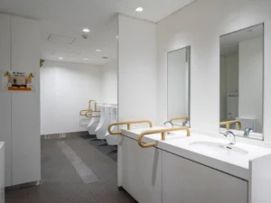 国立競技場外の男性用トイレ 1F Bゲート付近