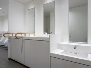 国立競技場外の男性用トイレ 1F Bゲート付近