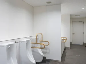 国立競技場外の男性用トイレ 1F Bゲート付近