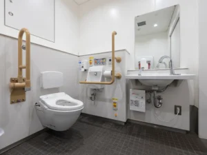 国立競技場外の車椅子用トイレ 1F Bゲート付近