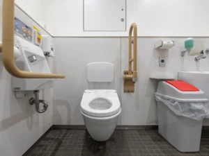 国立競技場外の車椅子用トイレ