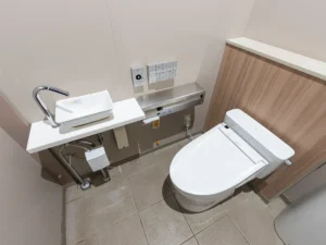 都立明治公園の男女共有トイレ(手前)