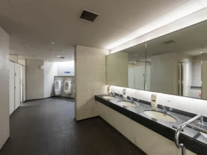 国立競技場方面改札の男性用トイレ