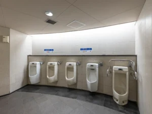 国立競技場方面改札の男性用トイレ