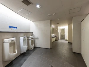 国立競技場方面改札の男性用トイレ