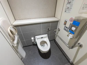 国立競技場方面改札の男性用トイレ