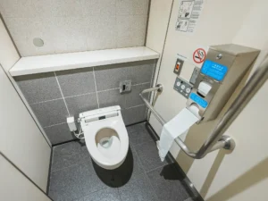 国立競技場方面改札の男性用トイレ