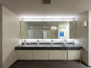 国立競技場方面改札の男性用トイレ