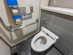 国立競技場方面改札の男性用トイレ