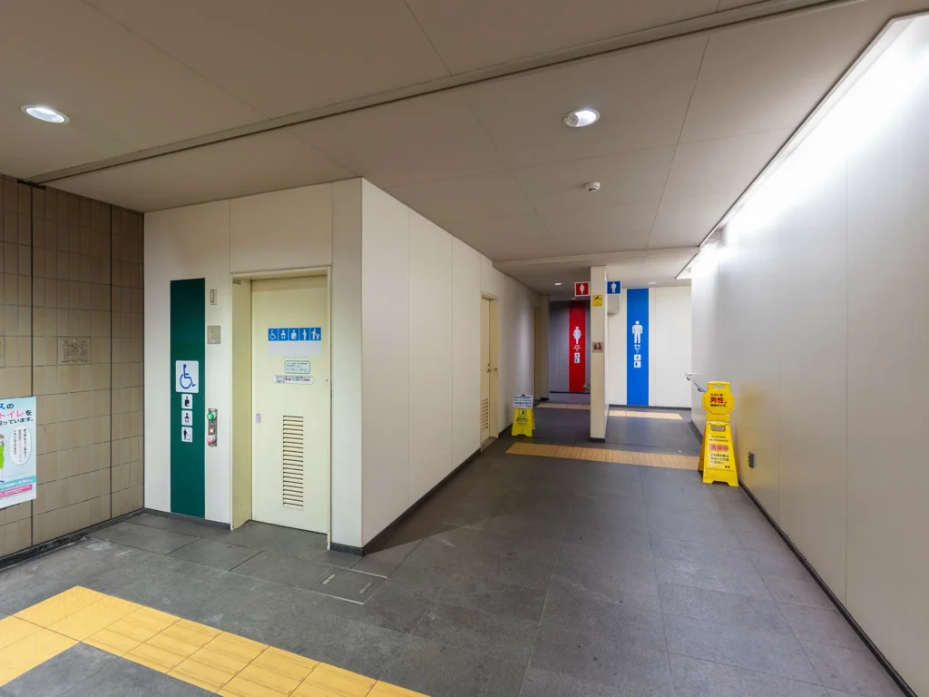 国立競技場方面改札の公衆トイレ
