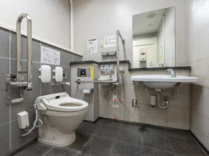 国立競技場方面改札の多目的トイレ