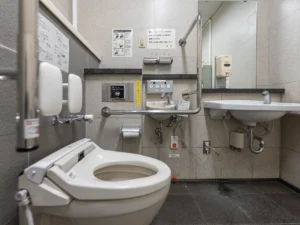 国立競技場方面改札の多目的トイレ