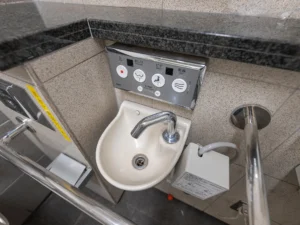 国立競技場方面改札の多目的トイレ