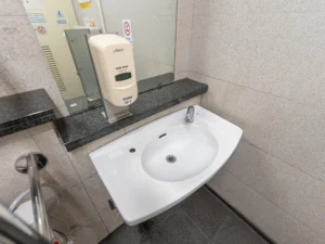 国立競技場方面改札の多目的トイレ