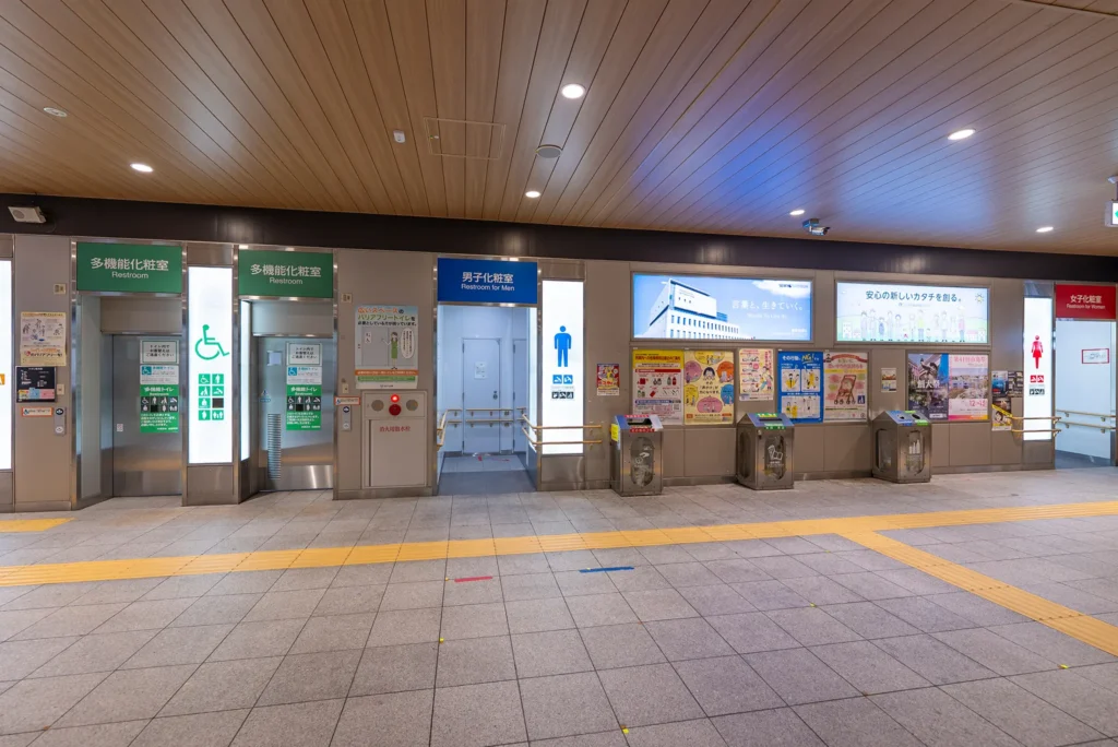 JR信濃町駅改札内の公衆トイレ