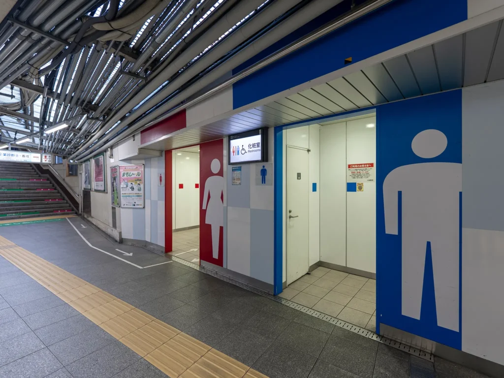 JR水道橋駅東口のトイレ(東京ドームシティ方面)
