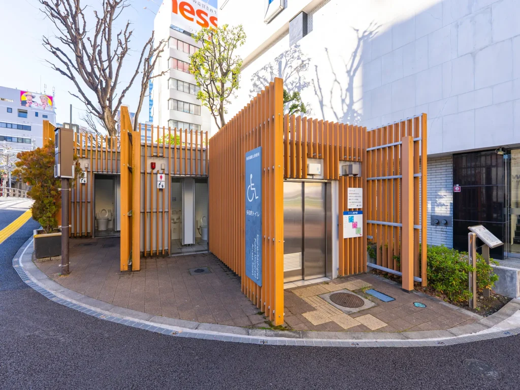 後楽橋際公衆トイレ